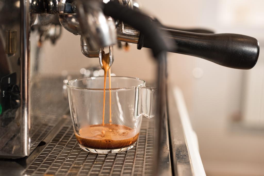 Επιλεκτική εστίαση της μηχανής του καφέ και γυάλινη κούπα με καφέ - Φωτογραφία, εικόνα