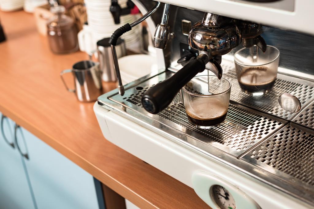 Machine à café avec tasse de café en verre sur la surface en bois
 - Photo, image