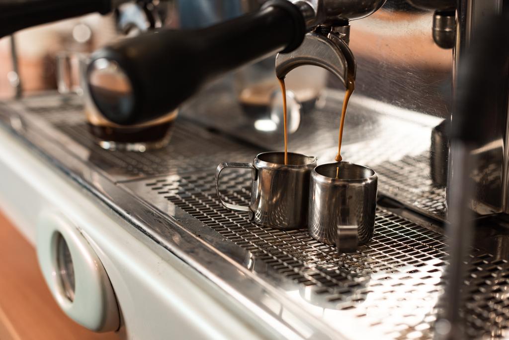 Szelektív fókusz kávéfőző és két rozsdamentes csésze - Fotó, kép