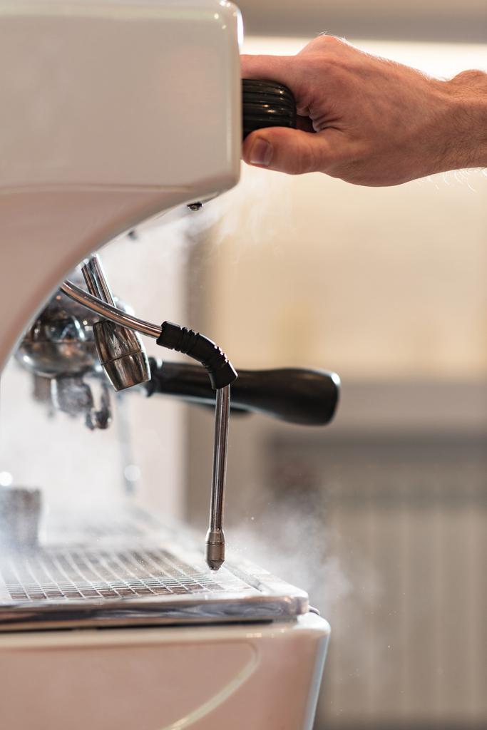 Vista cortada de barista usando máquina de café no café
 - Foto, Imagem