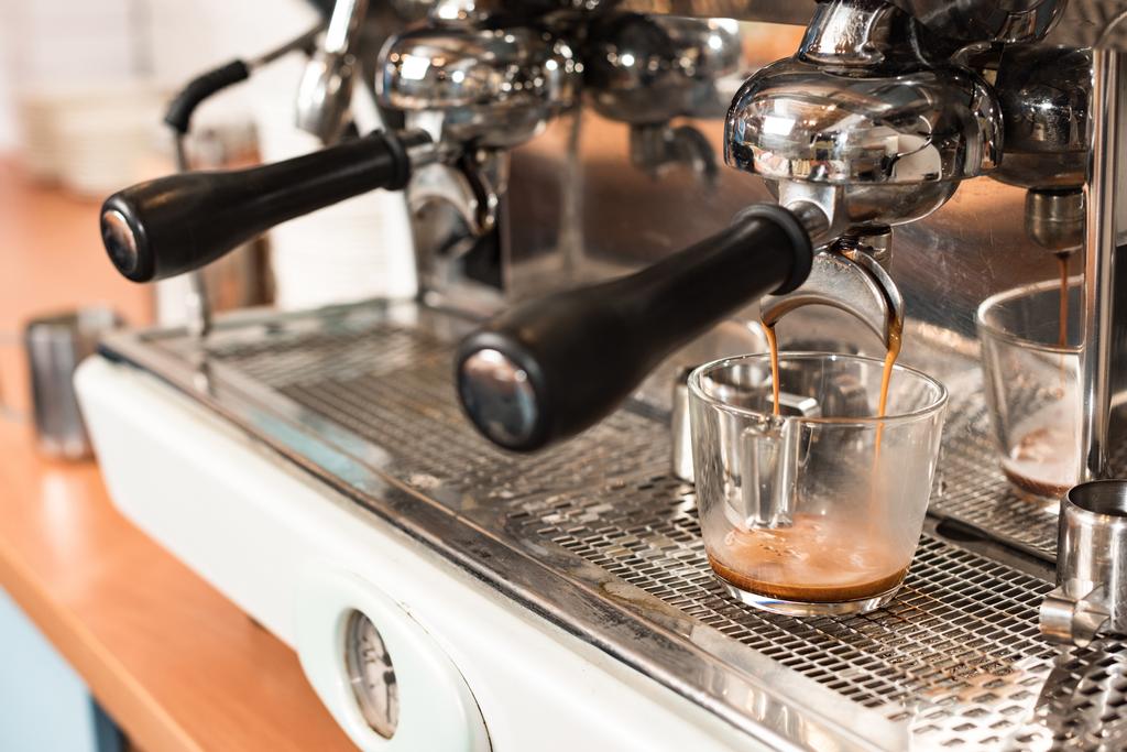 Portafilters ve kahve fincan ile Kahve makinesi - Fotoğraf, Görsel