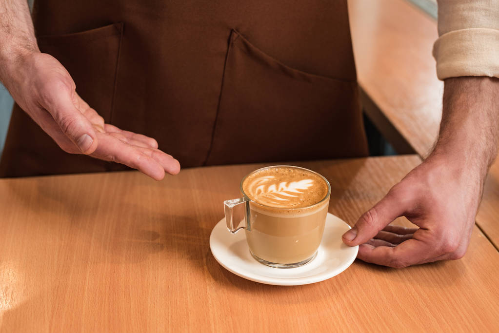 Bir fincan kahve ile barista kırpılmış görünümü - Fotoğraf, Görsel