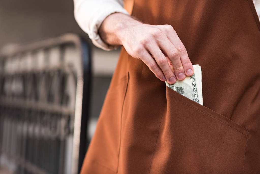 Cebine para koyarak kahverengi önlük barista Kısmi görünümü - Fotoğraf, Görsel
