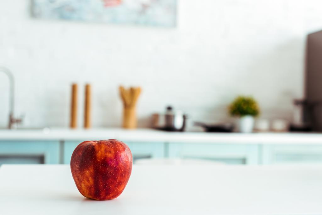 rode verse rijpe appel op witte keuken tafel  - Foto, afbeelding