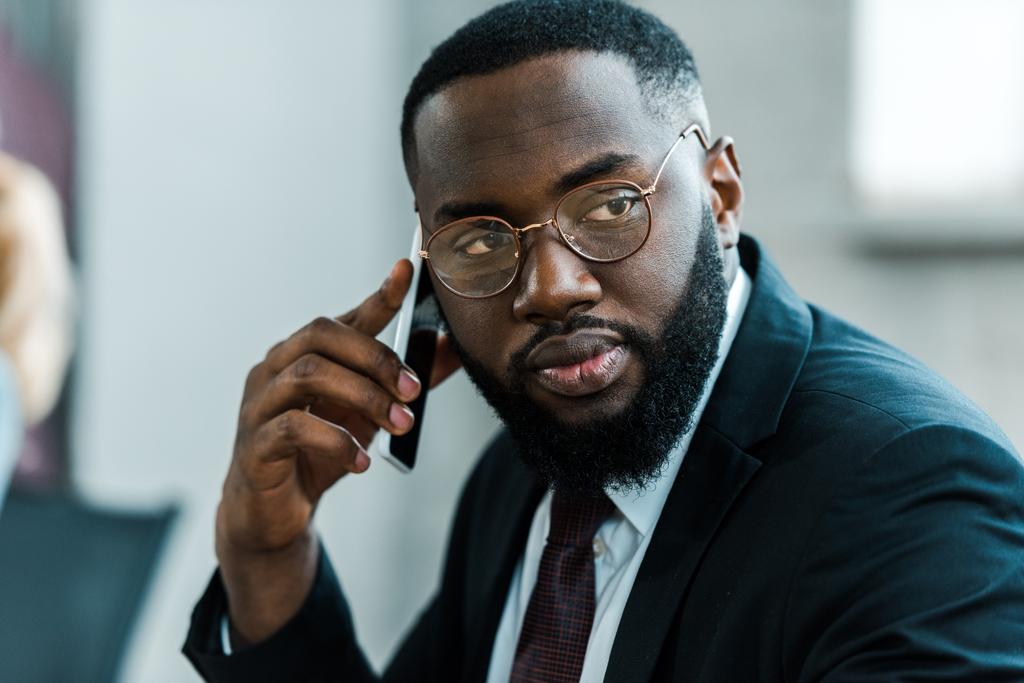 бородатий і красивий афроамериканський чоловік розмовляє на смартфоні
  - Фото, зображення