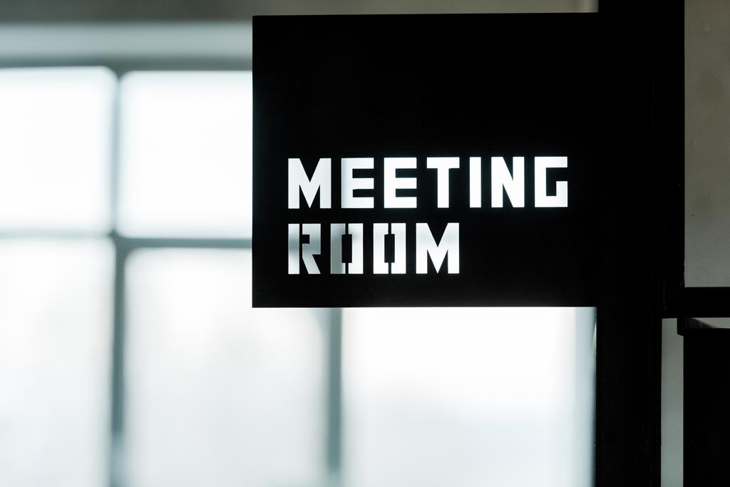 musta metallinen aluksella kokoustila kirjoituksella modernissa toimistossa
  - Valokuva, kuva