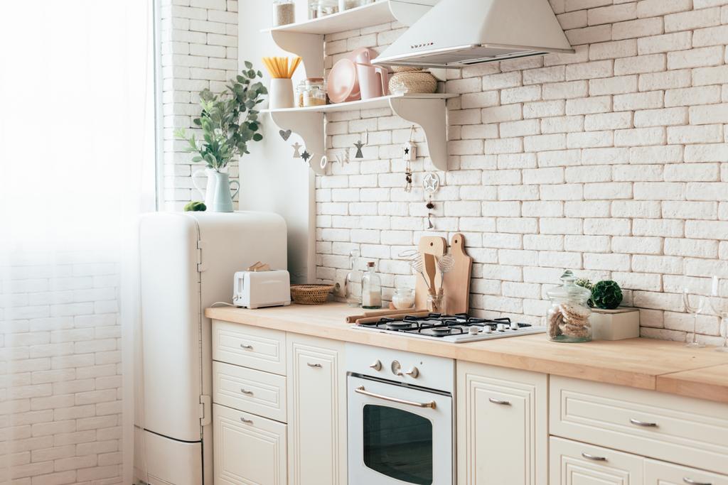 accogliente cucina moderna con utensili da cucina e piante
 - Foto, immagini