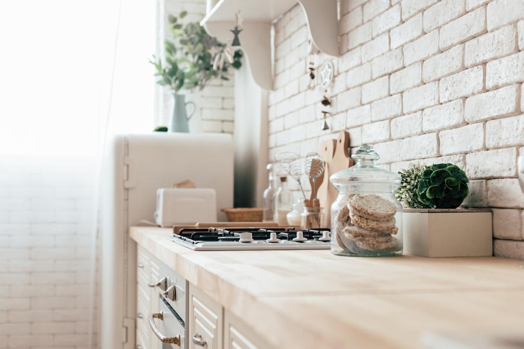 moderne Küche mit Kühlschrank, Backofen und Kochutensilien - Foto, Bild