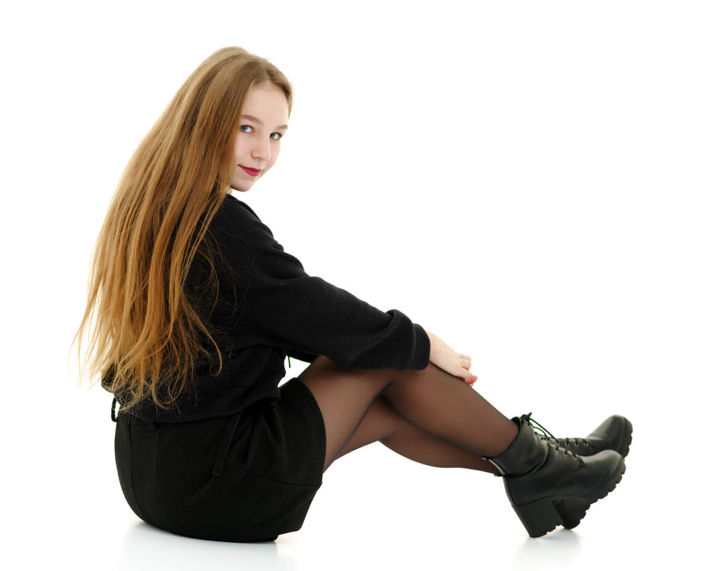 ein Teenager-Mädchen sitzt auf dem Boden. - Foto, Bild