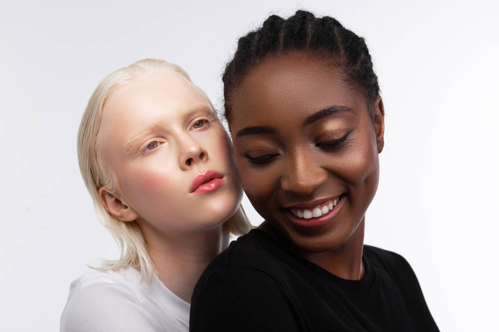 Афроамериканка улыбается, проводя время со своей подругой
 - Фото, изображение