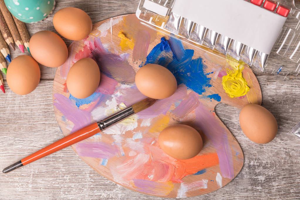 Composição de Páscoa com ovos de Páscoa em fundo de madeira
 - Foto, Imagem