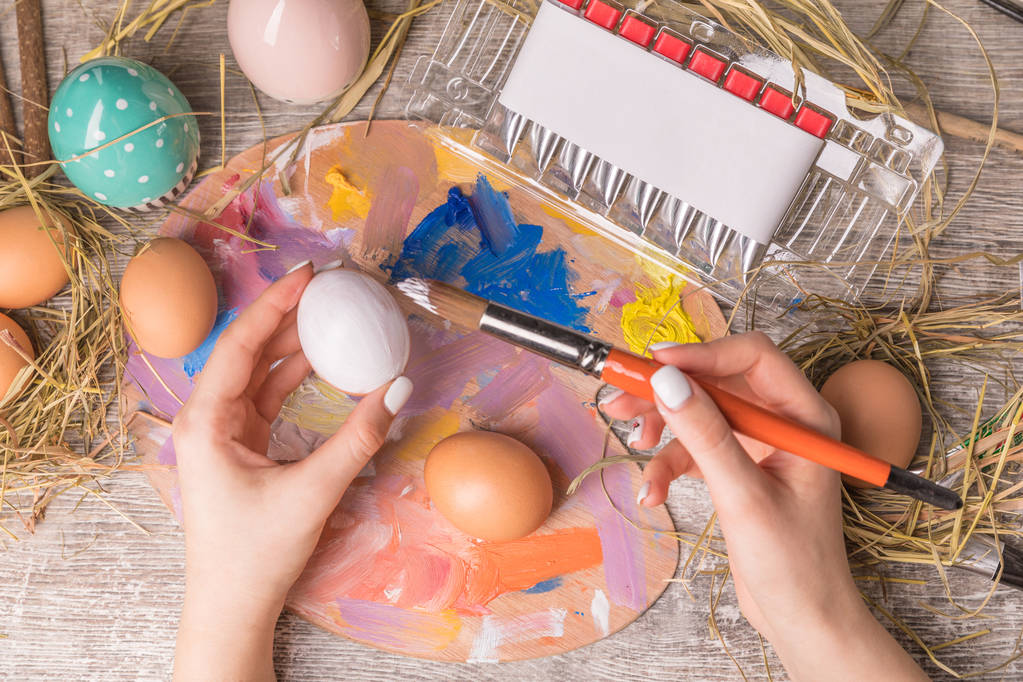 Великодня композиція з великодніми яйцями на дерев'яному фоні
 - Фото, зображення
