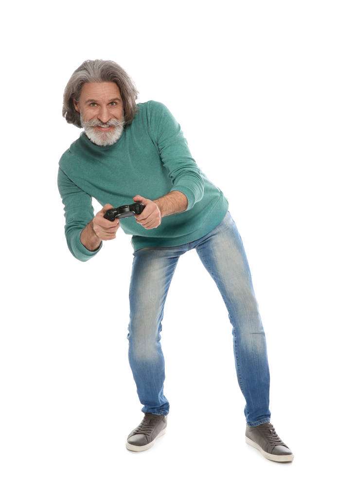Homme mature émotionnel jouant à des jeux vidéo avec contrôleur isolé sur blanc
 - Photo, image