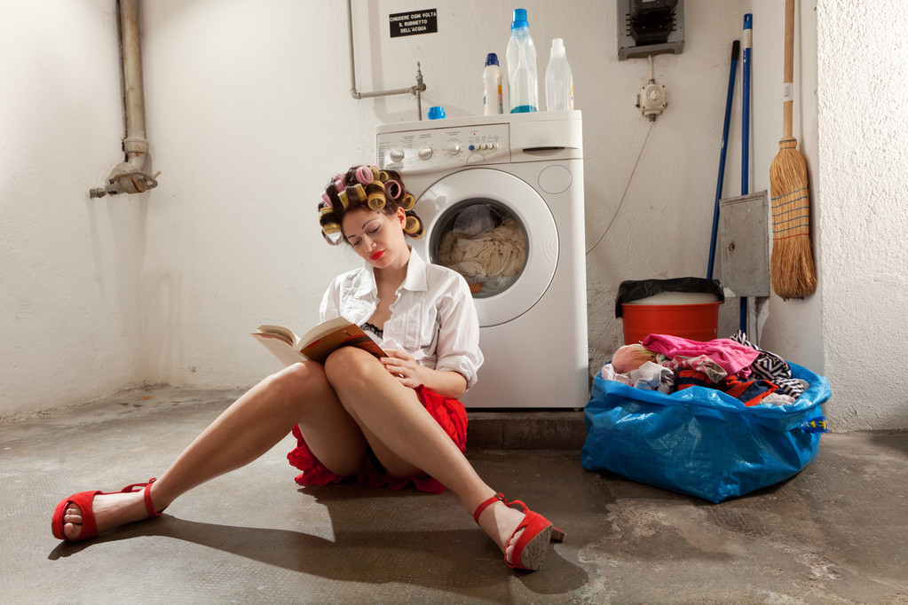 Hausfrau gelangweilt in der Wäscherei - Foto, Bild
