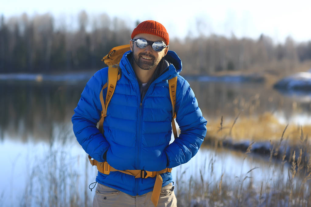 zimní krajina muž s batohem / příroda krajina muž na túře s vybavením ve sněžném počasí v Kanadě - Fotografie, Obrázek