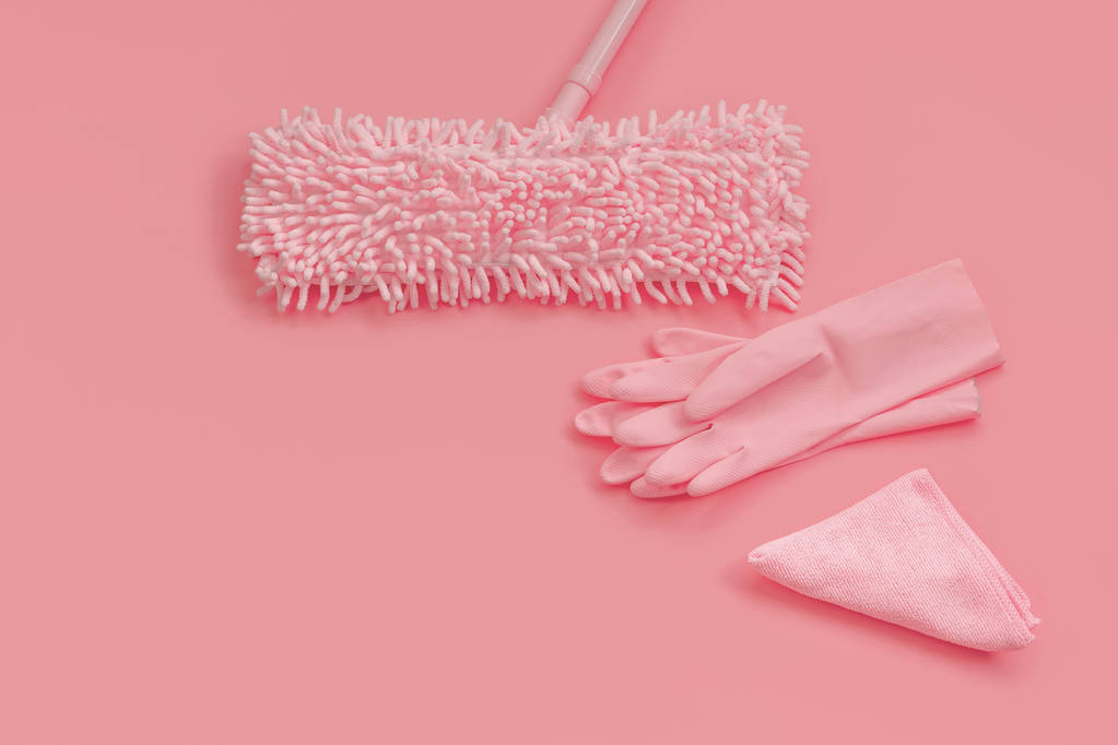 MOP, trapo y guantes de goma rosa conjunto sobre fondo rosa para la limpieza de primavera. Lugar para el texto
. - Foto, imagen