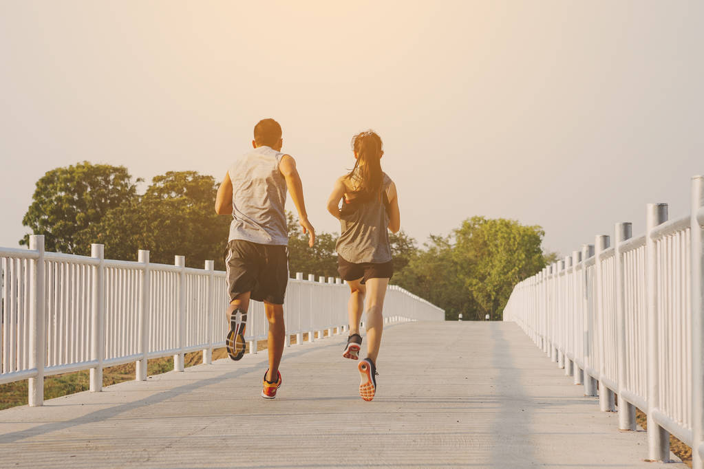 joven pareja corredor corriendo en running carretera en ciudad parque
 - Foto, imagen