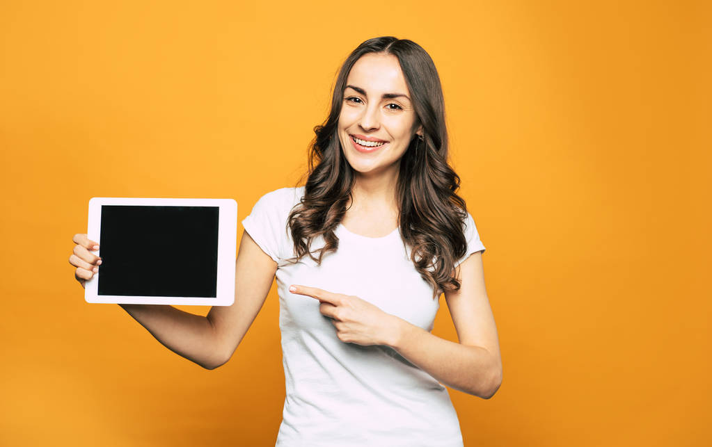 To je to, co potřebuješ! Moderní bílý Tablet PC s velkými vlastnostmi v rukou nádherné mladé dívky v základním bílém tričku a zářivý úsměv po celé její tváři. - Fotografie, Obrázek