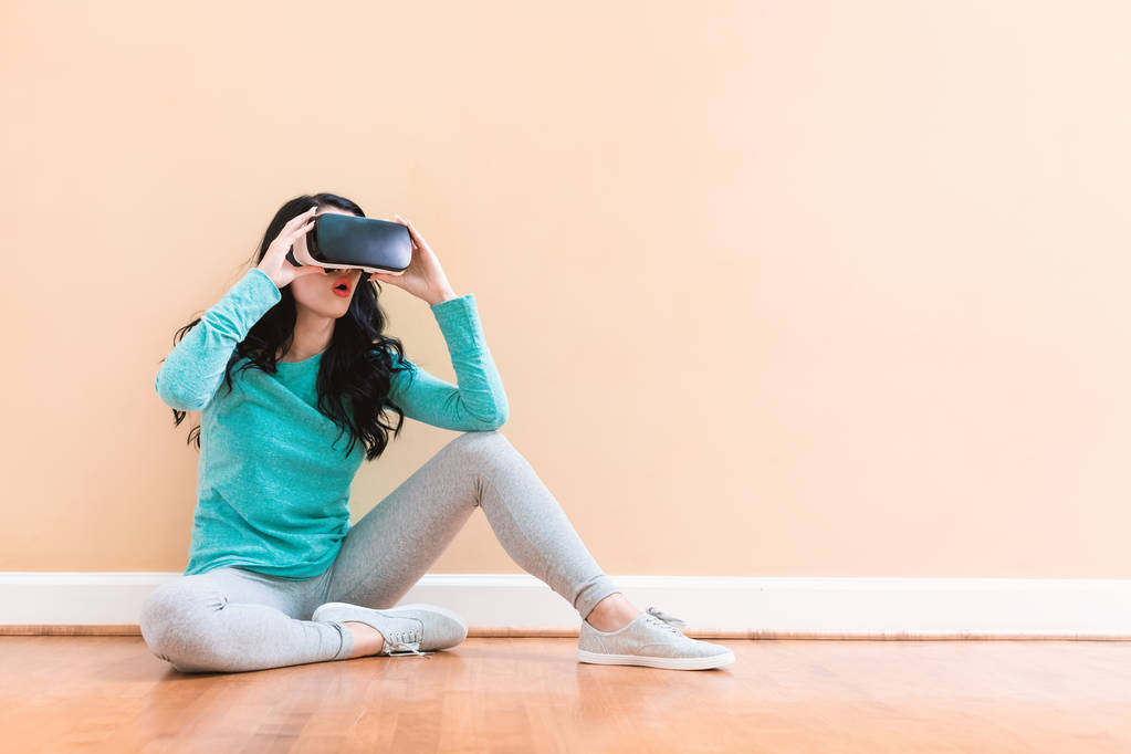 Nuori nainen käyttää virtuaalitodellisuus kuulokkeet - Valokuva, kuva