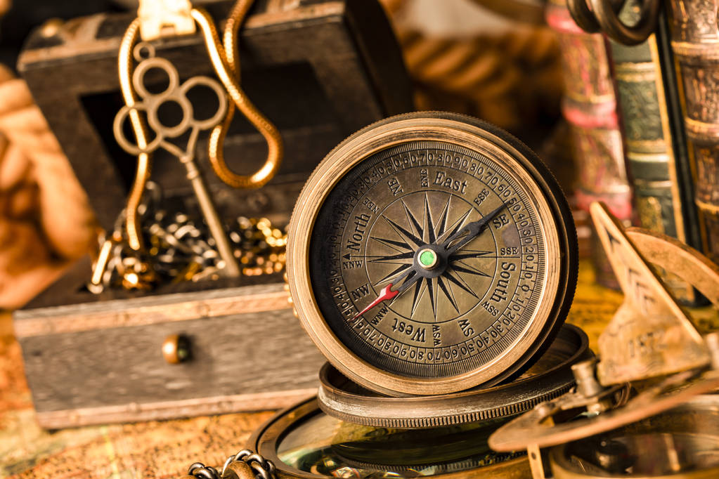 Compas antique sur le fond d'un coffre au trésor avec de l'or
  - Photo, image