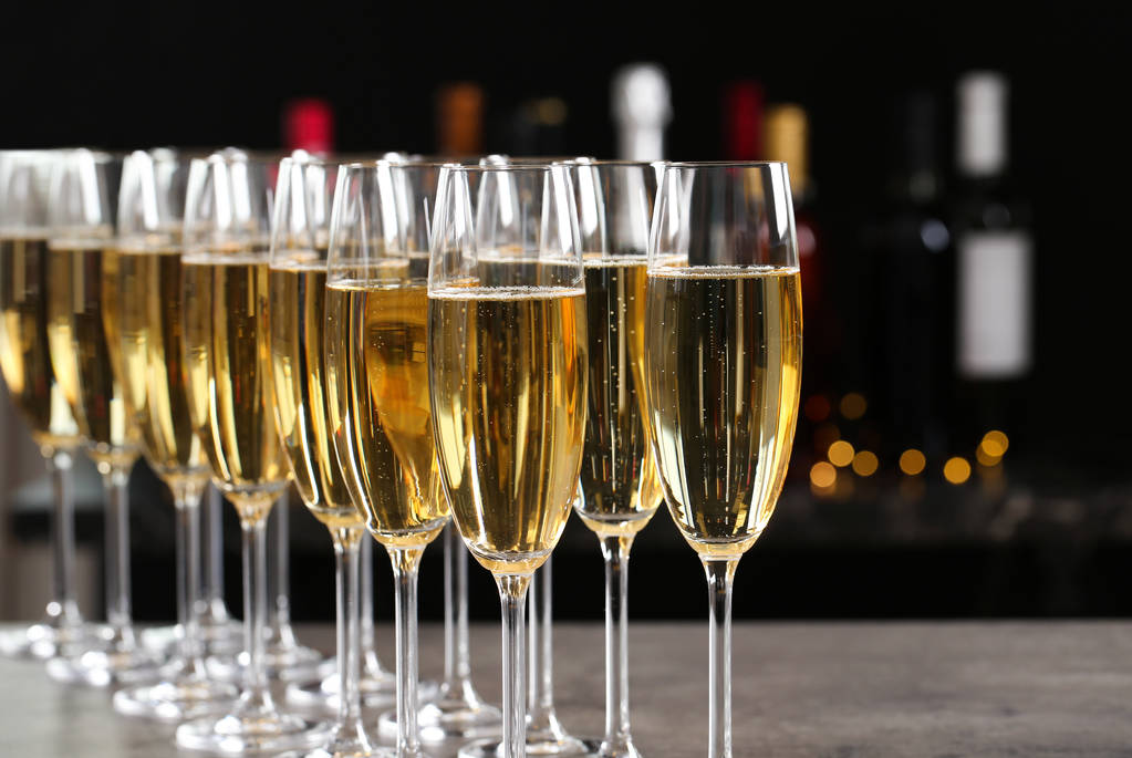 Muitos copos de champanhe no fundo borrado, close-up
 - Foto, Imagem