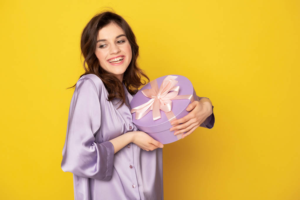 Menina sorridente feliz segurando caixa de presente festivo
 - Foto, Imagem
