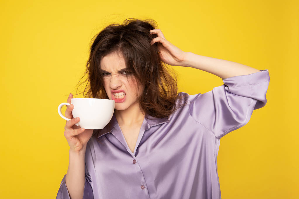 Chica joven enojada con taza de café
 - Foto, imagen