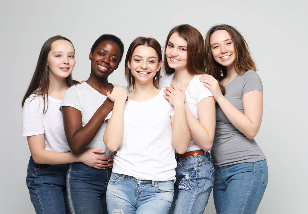cinq filles multiraciales, afro-américaines, européennes et asiatiques - Photo, image