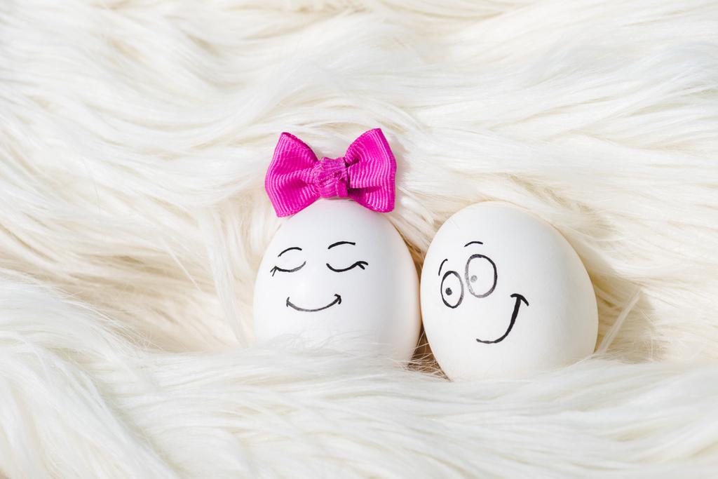 vejce se spokojený výraz na bílém kožešině - Fotografie, Obrázek