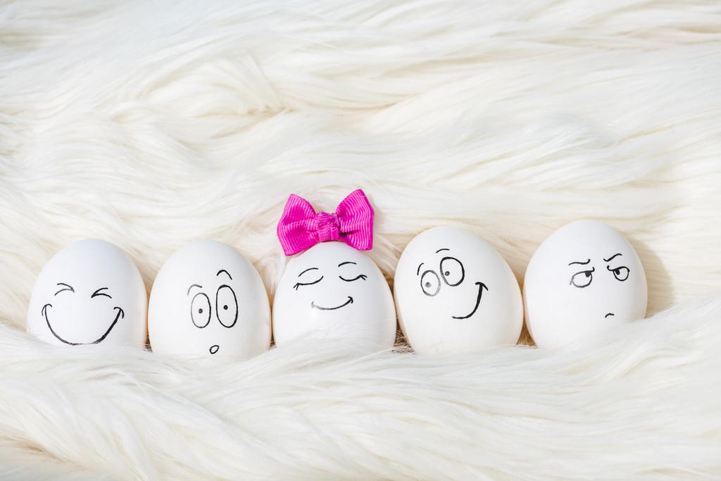 huevos con varias expresiones faciales en piel blanca
 - Foto, Imagen