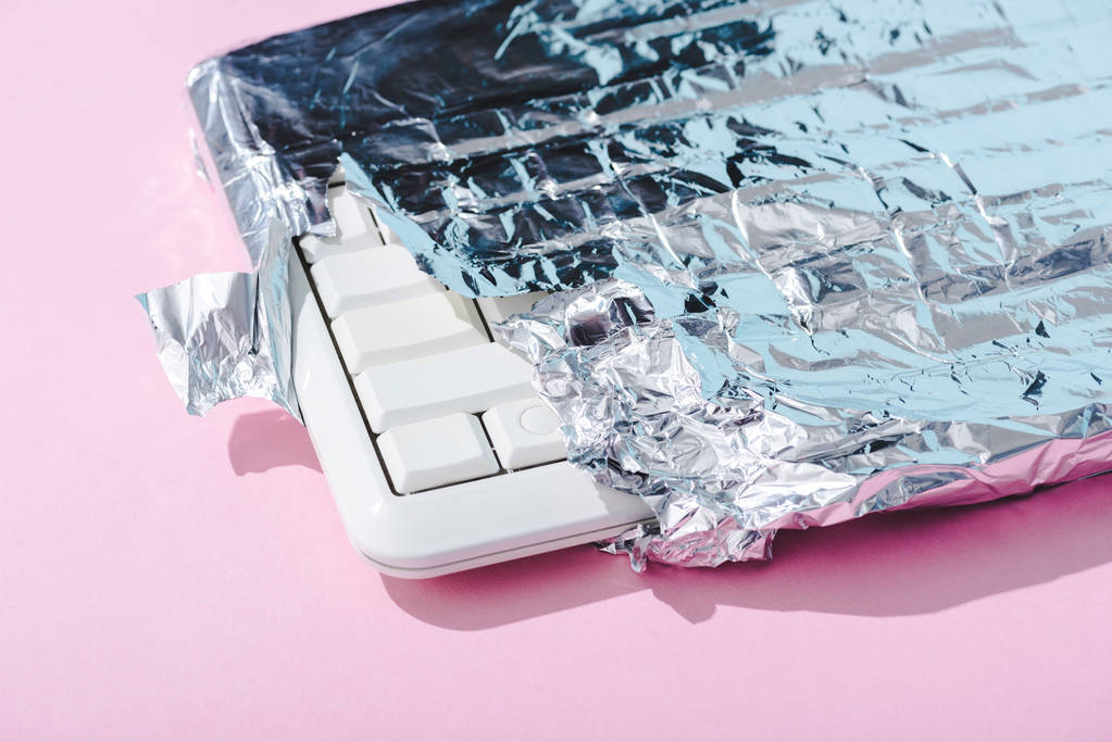 Computertastatur in Silberfolie auf rosa, Schokoriegel-Konzept - Foto, Bild