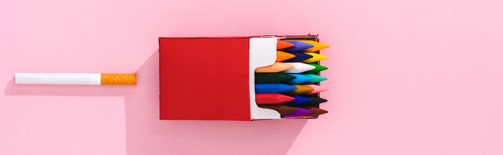 plan panoramique de crayons colorés dans le paquet de cigarettes et cigarette de tabac sur rose, concept fumeur
 - Photo, image