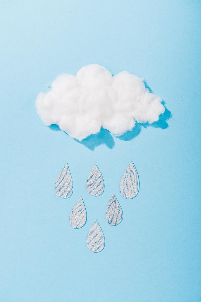 pohled na bavlněné obláček s třpytiči dešťové kapky na modrém - Fotografie, Obrázek