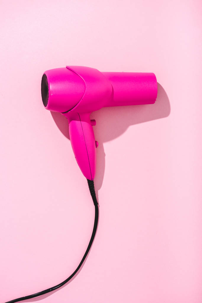 vista superior do secador de cabelo em rosa com espaço de cópia
 - Foto, Imagem