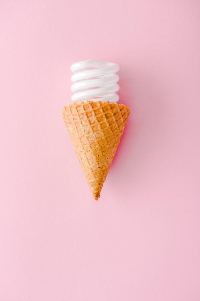 vista superior da lâmpada de poupança de energia em cone de sorvete isolado em rosa
 - Foto, Imagem