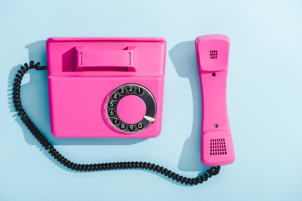 Κορυφαία θέα του μωβ vintage Dial τηλέφωνο στο μπλε - Φωτογραφία, εικόνα