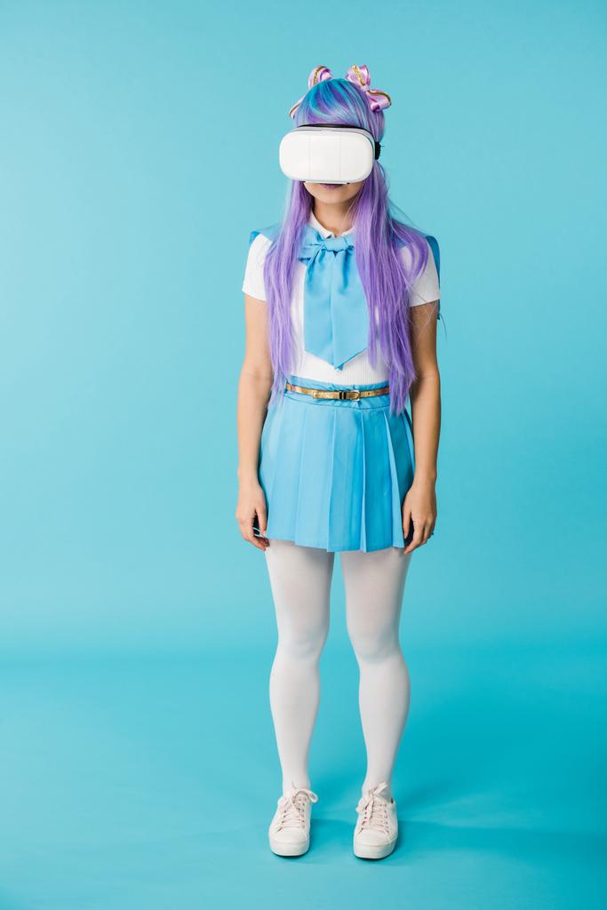 Вид в полный рост аниме девочки в гарнитуре vr на синем фоне
 - Фото, изображение