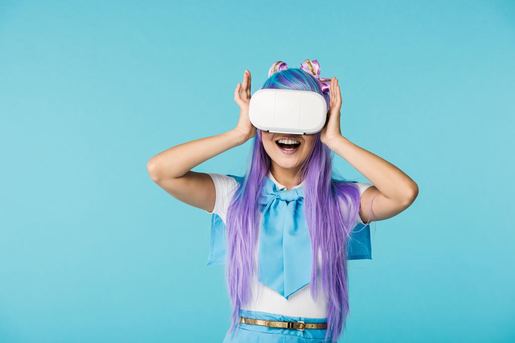 Uśmiechnięta dziewczyna anime w fioletowej peruce i Gogle VR izolowane na niebiesko - Zdjęcie, obraz