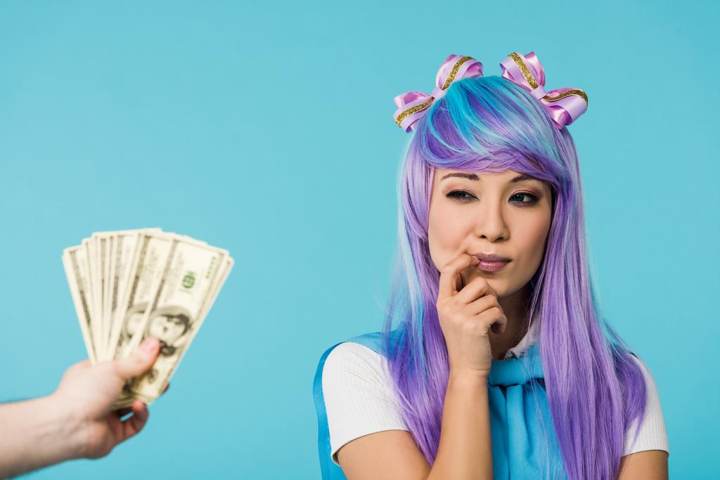 Dolar banknotlar ve mavi izole pensive asya anime kız tutan adam Kırpılmış görünümü - Fotoğraf, Görsel
