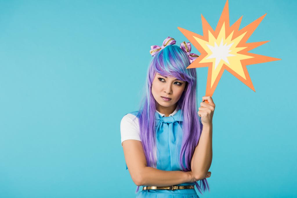 δυσαρεστημένος ασιατικό κορίτσι anime σε περούκα κοιτάζοντας μακριά απομονωμένη στο μπλε - Φωτογραφία, εικόνα