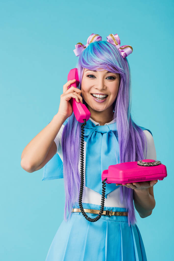 sourire asiatique anime fille parler sur téléphone isolé sur bleu
 - Photo, image