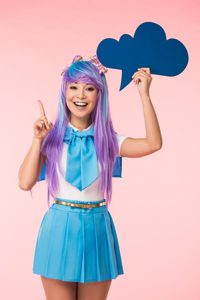 Emocionado asiático anime chica holding azul pensamiento burbuja y mostrando idea signo en rosa
 - Foto, imagen