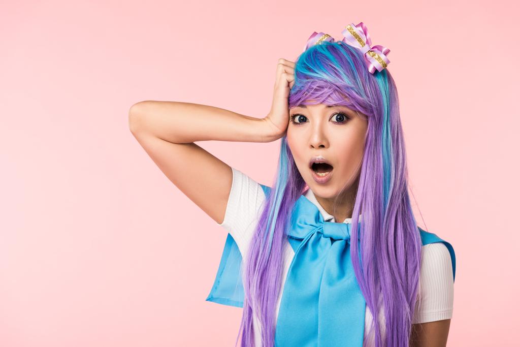 schockierte asiatische Anime-Mädchen in lila Perücke mit offenem Mund isoliert auf rosa - Foto, Bild