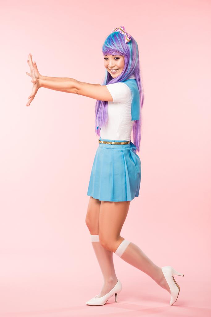 Pleine longueur vue de sourire otaku fille en perruque violette posant sur rose
 - Photo, image
