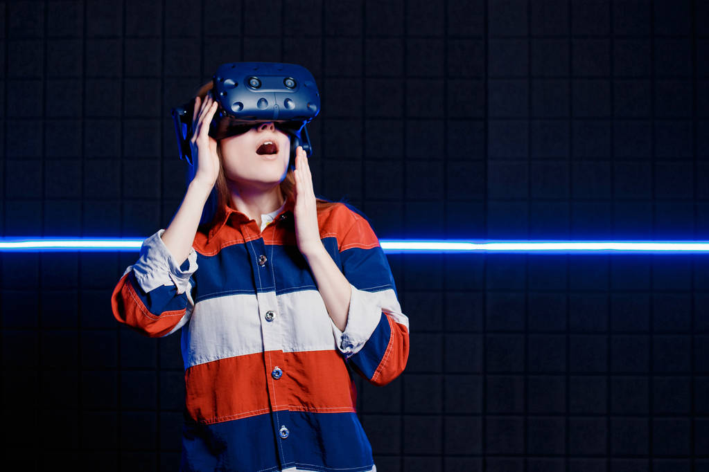 Nuori tyttö virtuaalitodellisuus kypärä pelihuoneessa
 - Valokuva, kuva