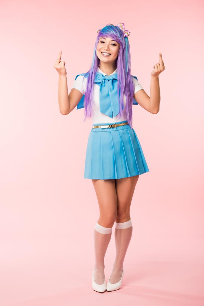 Pembe orta parmakları gösteren gülümseyen asya anime kız tam uzunlukta görünümü - Fotoğraf, Görsel