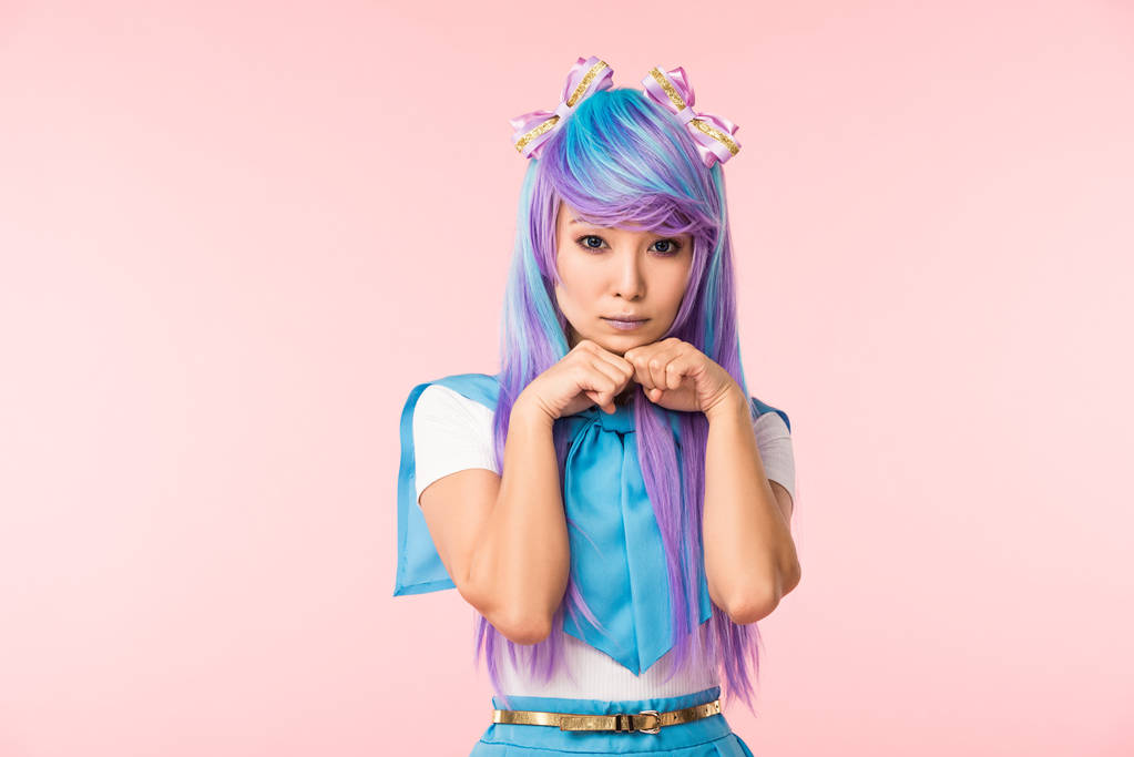 Aasialainen anime tyttö peruukki poseeraa eristetty vaaleanpunainen
 - Valokuva, kuva