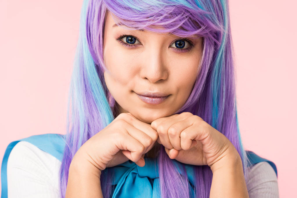 Азиатская аниме-девочка в парике позирует изолированно на розовом
 - Фото, изображение