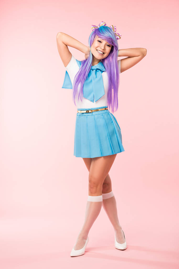 Pleine longueur vue de otaku fille en perruque violette souriant sur rose
 - Photo, image