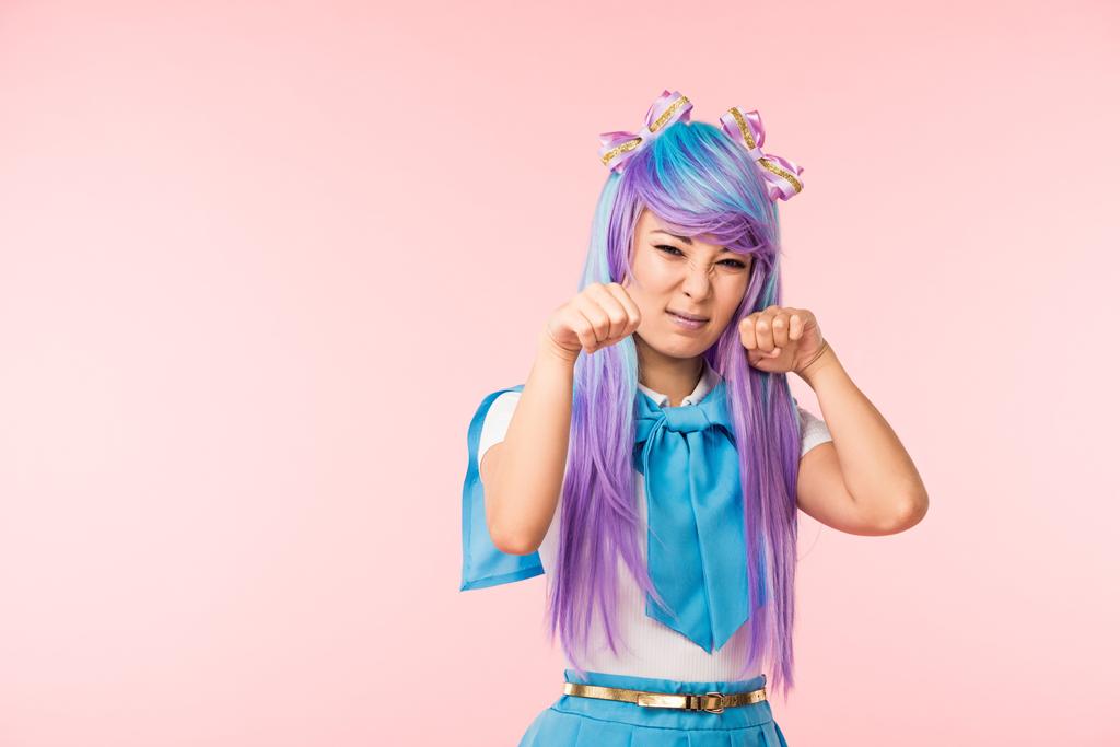 Podrážděná Asijská anime dívka v paruce představující izolovanou na růžovém - Fotografie, Obrázek